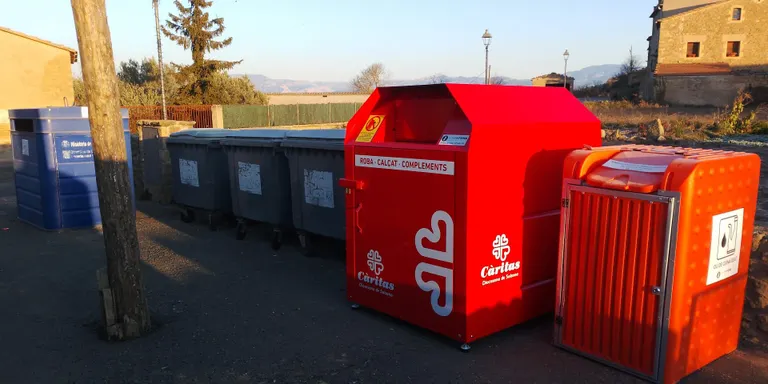 El Consell Comarcal amplia la recollida selectiva rural amb nous contenidors per a residus tèxtils i olis de cuina usats