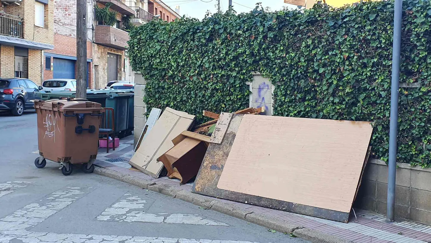 Campanya per perseguir les persones que fan abocaments de mobles fora de l'horari establert i al mig del carrer