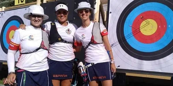 Maria Pitarch es penja la medalla de bronze al Mundial Junior de Tir amb Arc amb la Selecció Espanyola