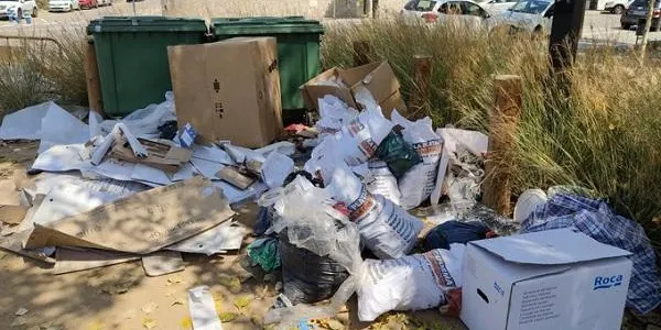 L’Ajuntament d’Altafulla sancionarà una veïna per abocar residus al voltant d’una illa de contenidors