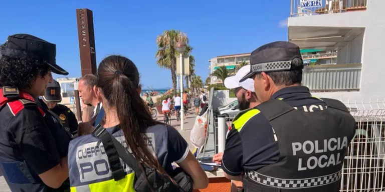Els cossos policials de Cambrils fan una intervenció contra el top manta