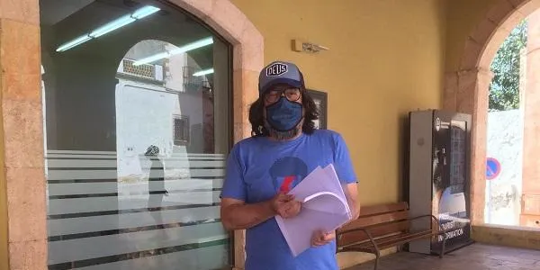 El veí d’Altafulla Juan Cruz presenta a l’Ajuntament 600 signatures per demanar la instal·lació de la fibra òptica a tot el municipi