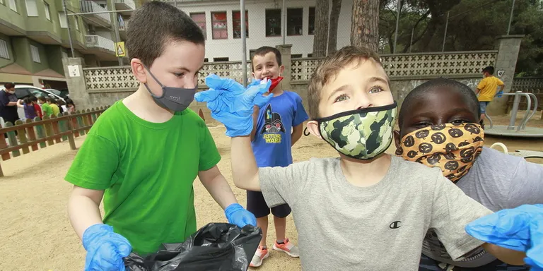 500 esportistes i escolars netejen diversos entorns de Blanes