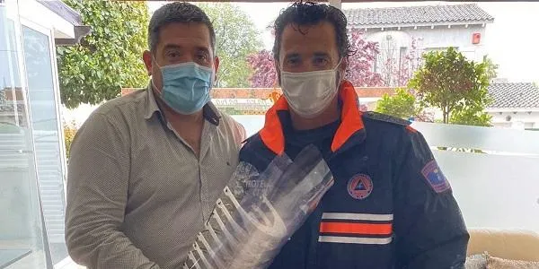La Policia Local de Roda de Berà distribueix més de 200 pantalles protectores entre els comerciants i les residències de gent gran