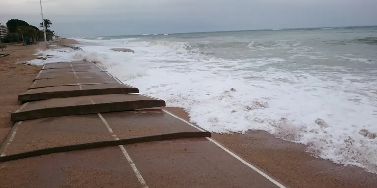 El temporal de vent i mar causa diversos danys a Pineda