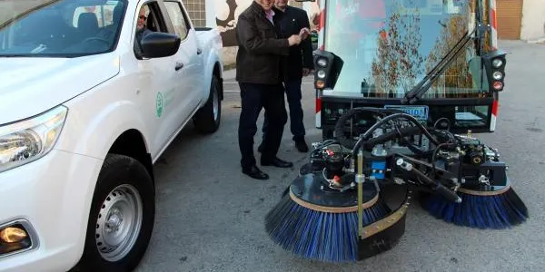 L’Ajuntament d’Altafulla renova la flota de la Brigada Municipal amb l’adquisició d’una camioneta i una màquina escombradora