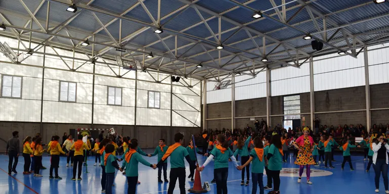 208 infants calderins van participar ahir en una gran ballada de sardanes. L'acte va ser la cloenda del programa 'El país a l'escola', un programa que introdueix la sardana a les aules