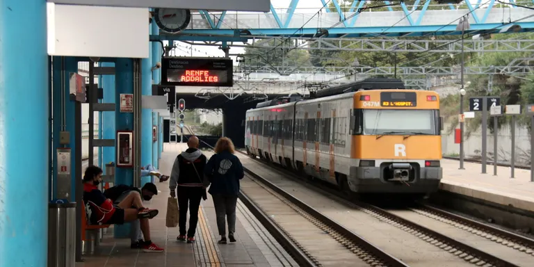 Un passatger de Vic: "He vingut amb temps però em diuen que el tren sortirà amb tres minuts de retard cap a Barcelona"