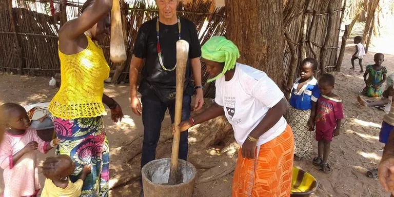 El club de futbol Can Mir recull material esportiu per un projecte solidari a Gambia