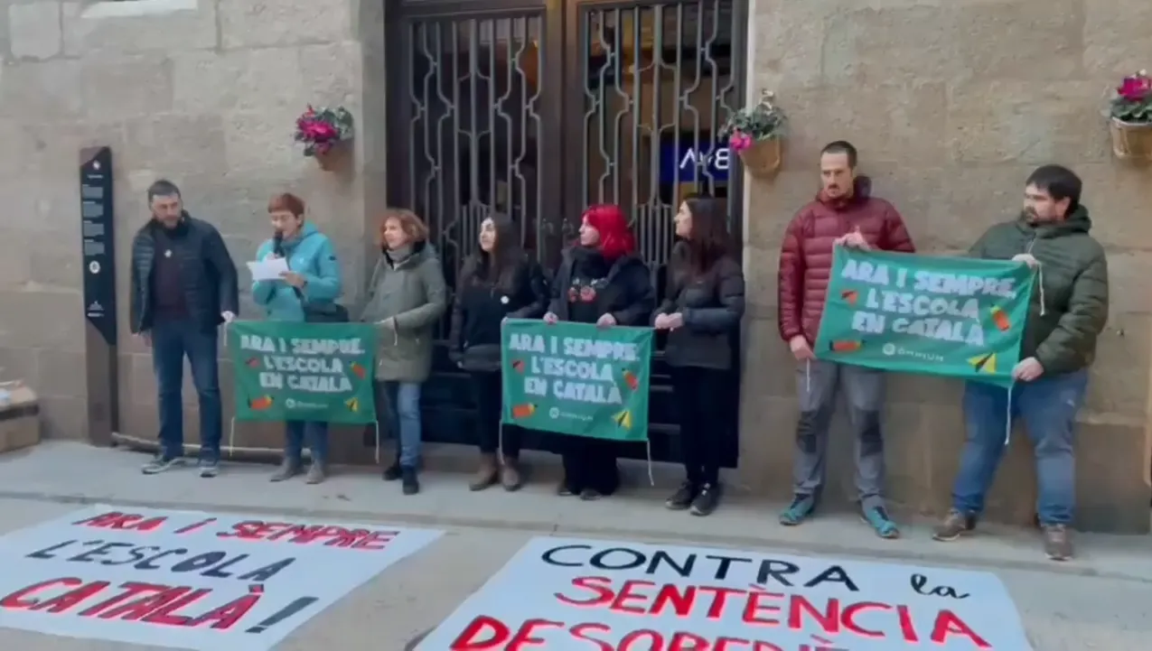 Més d'un centenar de persones es concentren a Solsona en defensa de l'escola en català