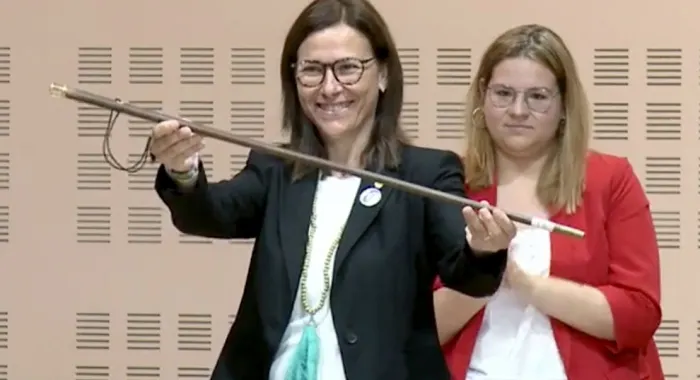 Annabel Moreno amb la bara d'Alcaldessa