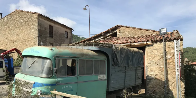 L'històric camió de la llet d'Arsèguel, traslladat al Museu de la Ciència i de la Tècnica de Terrassa