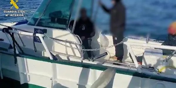 Auxilien tres persones que es trobaven en una embarcació a la deriva a la costa de Creixell