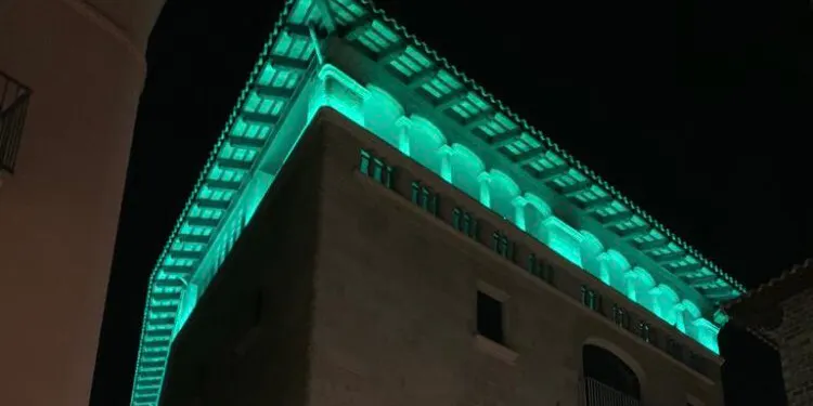 La façana de l'Ajuntament de Solsona s'il·luminarà avui de verd amb motiu del Dia mundial del farmacèutic