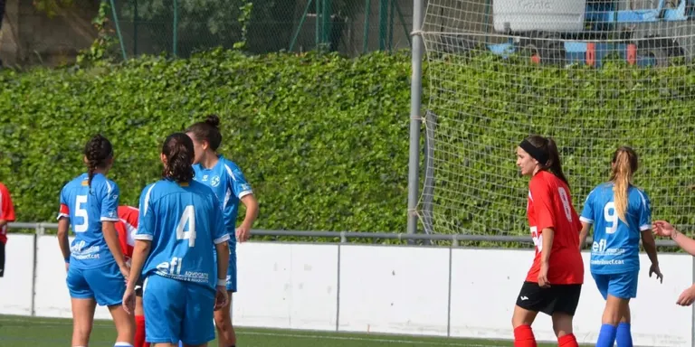 El Cambrils Unió femení cau al camp del Prat