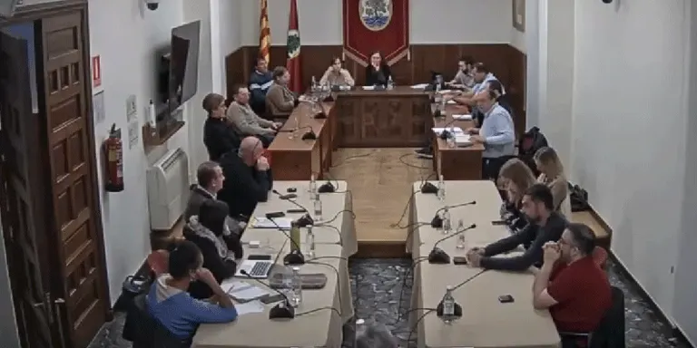 La proposta d'ordenances fiscals prospera gràcies al PSC i Arenys en Comú