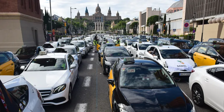 Els taxistes amenacen amb "explotar" a les portes de l'estiu si no s'evita la liberalització de les VTC