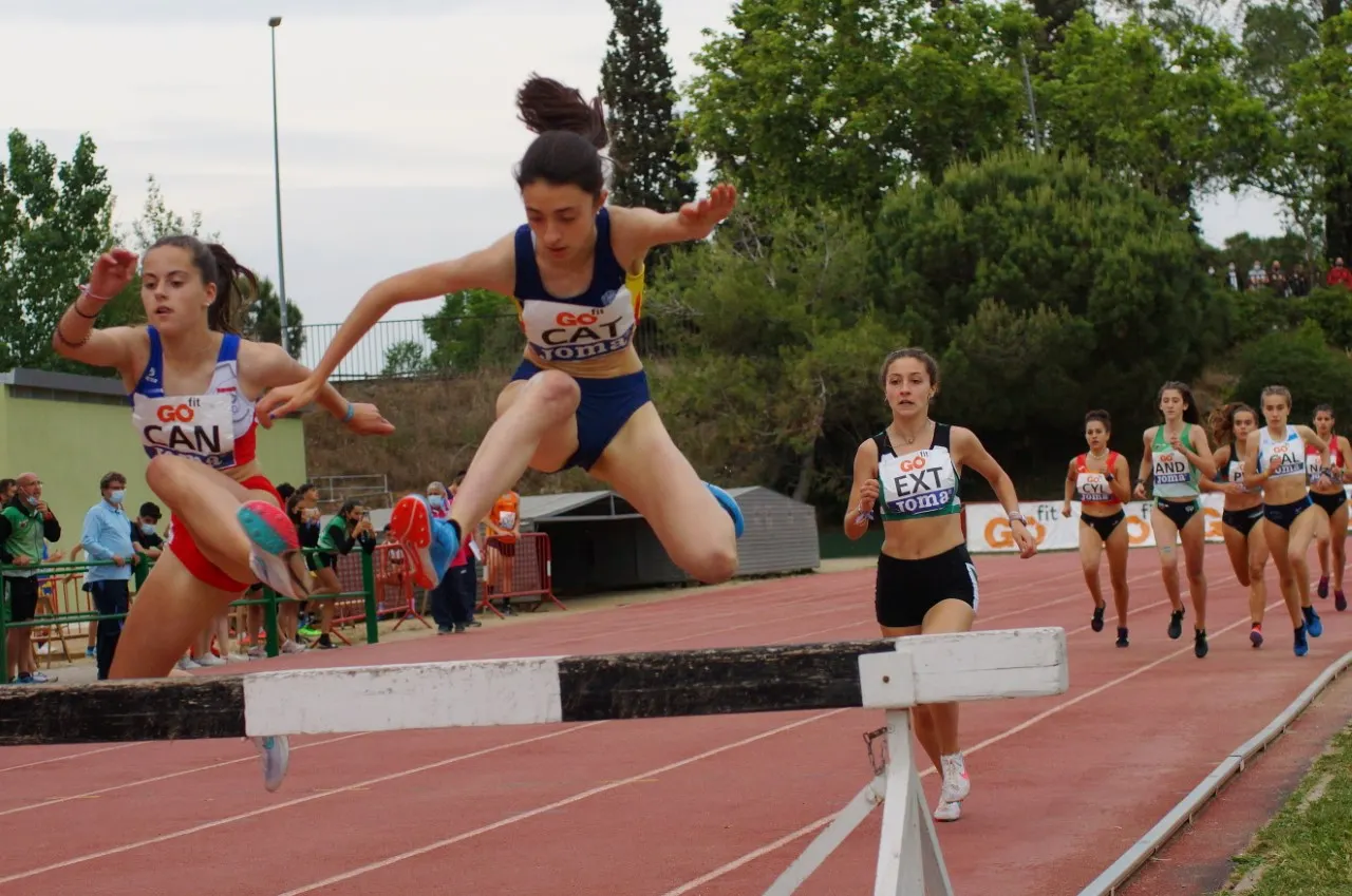 Maria Taggi es penja la medalla de bronze al Campionat d’Espanya S-18 a l’Aire Lliure