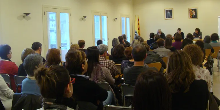 Ple en la xerrada de Vicenç Villatoro a Oliana