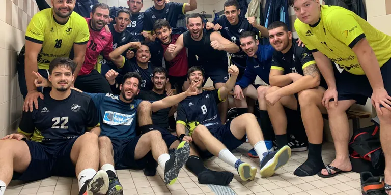 El Club Handbol Cambrils aconsegueix una important victòria davant el Vic
