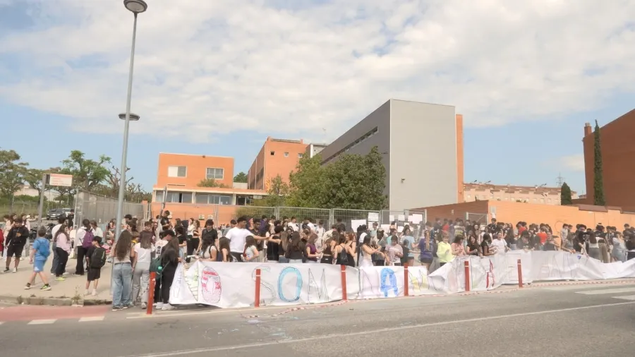 Els estudiants del Narcís Oller surten al carrer per protestar per la vaga del zel del personal docent