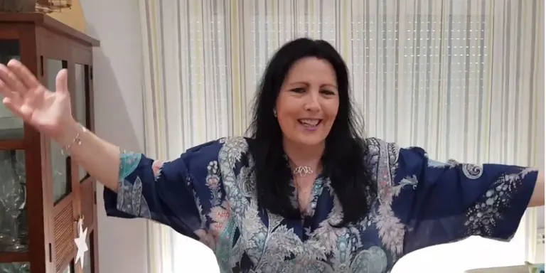 La cantant Maria Muñoz desplega optimisme amb 'Volveremos a vivir'