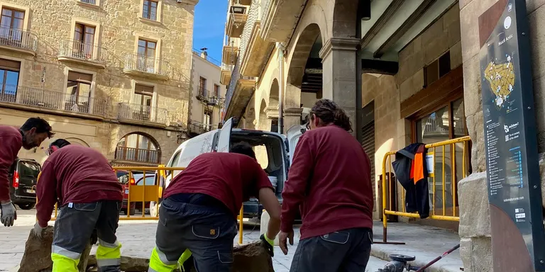 Sis nous efectius reforcen la brigada durant nou mesos per millorar l’espai urbà del nucli antic