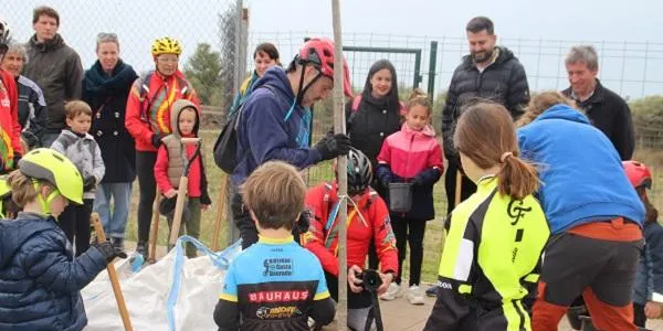 Una quarantena de persones participen en el Dia de l'Arbre a Altafulla