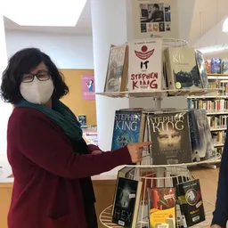 Entrevistes de la Justa del 11/11/2021 — 10è Novembre Literari a Sant Just: exposicions i activitats de la Biblioteca Joan Margarit, biopics, poesia, Premi Delta i Stephen King; més una mini-guia del sistema de biblioteca (CDU) - episode art