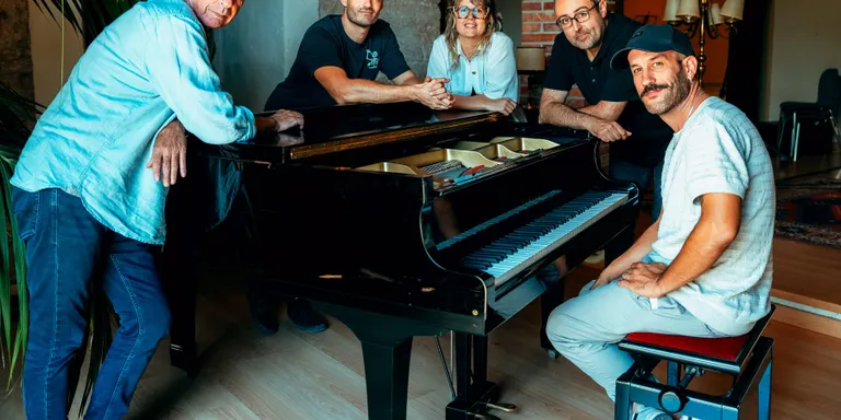 Roger Mas, Els Catarres i Lluís Llach estrenen una versió acústica de 'País estrany' per la Diada