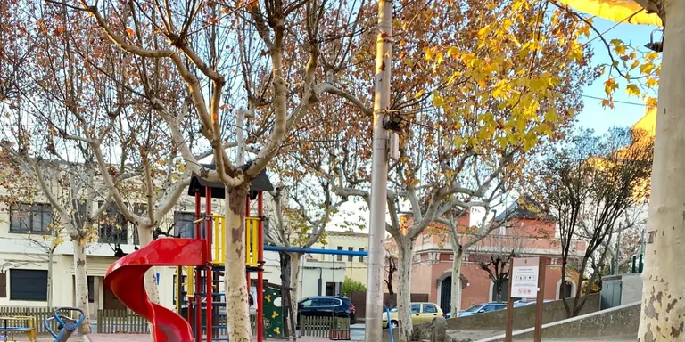 Instal·len un tauler d'escacs a la plaça del Camp per a l'ús intergeneracional