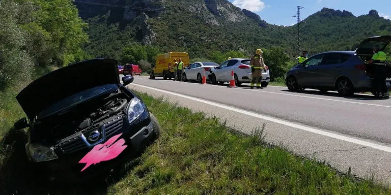 Accident sense ferits a la C-14 a Coll de Nargó amb cinc vehicles implicats