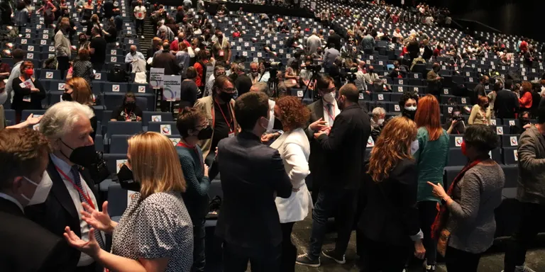 El Govern manté les reunions de 10 persones i amplia al 70% l'aforament de congressos i cerimònies religioses o civils