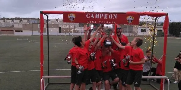 El Benjamí A de la UE Creixell es proclama campió de lliga i puja a Primera Divisió