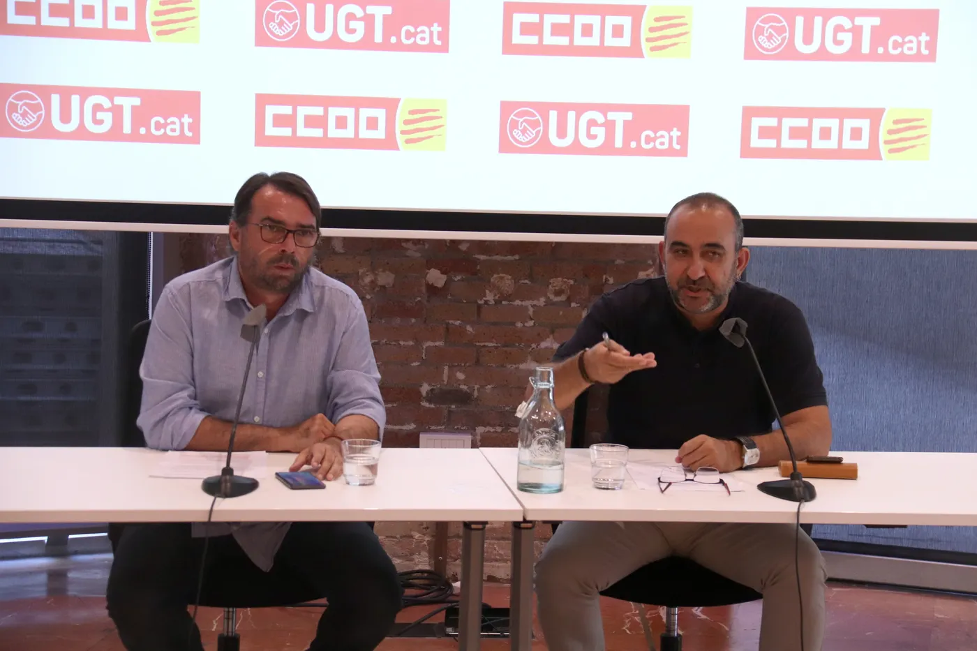 El secretari general d'UGT de Catalunya, Camil Ros, i de CCOO de Catalunya, Javier Pacheco en una roda de premsa.