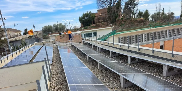 L’Ajuntament aprova definitivament la instal·lació de sis estacions fotovoltaiques més en equipaments públics
