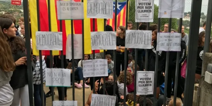 Uns 200 alumnes de l'Institut fan una assentada com a protesta per les agressions de la policia espanyola