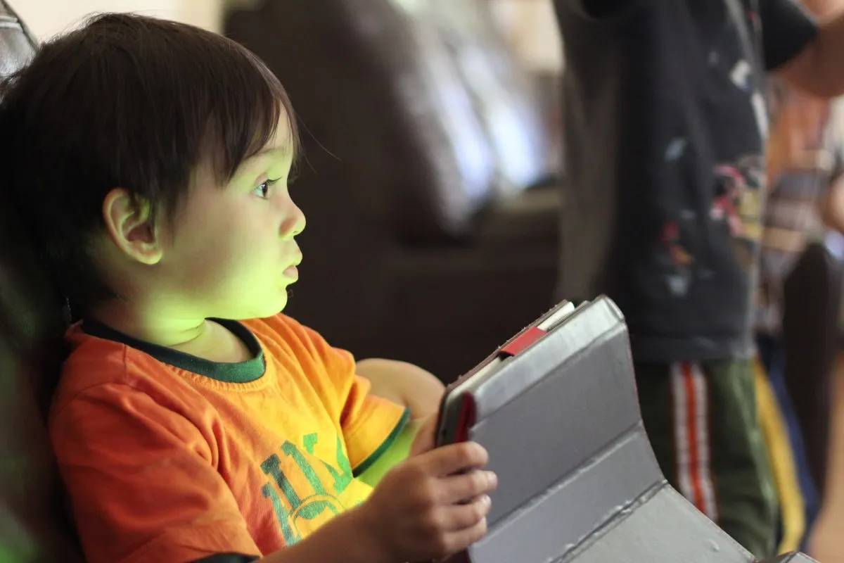 <strong>El 6 organitza una xerrada per a famílies per aprendre a regular l'ús dels dispositius digitals en el dia a dia</strong>