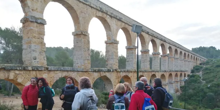 Més de 250 persones en la Caminada popular entre el Pont del Diable i Torredembarra