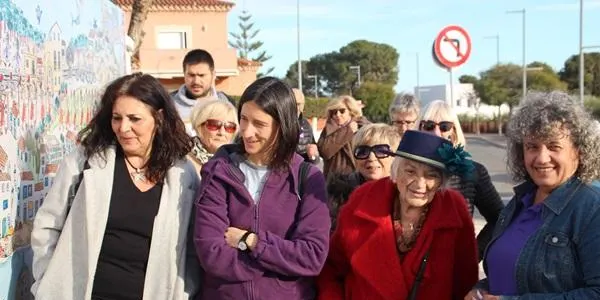 Les dones, protagonistes del mural que Pilarín Bayés ha inaugurat aquest 8M a Altafulla