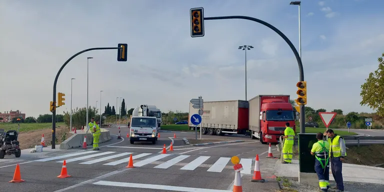 S’instal·len nous semàfors a la carretera T-721 a Constantí per garantir un accés segur al cementiri municipal