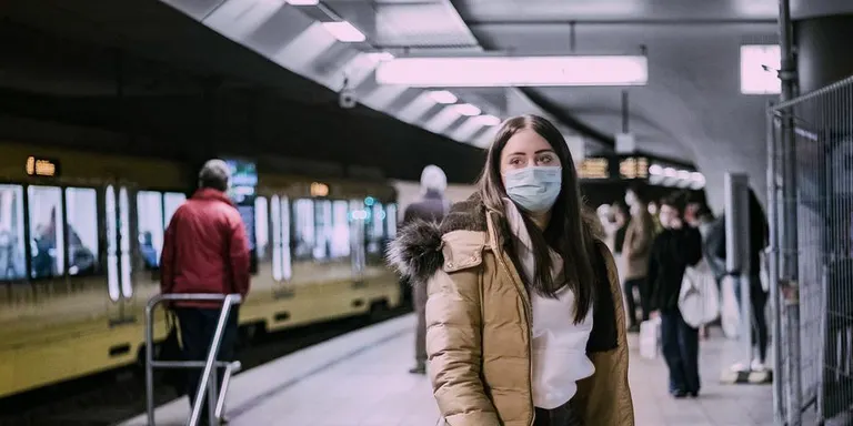 L'obligatorietat de la mascareta al transport públic pot caure aquesta setmana