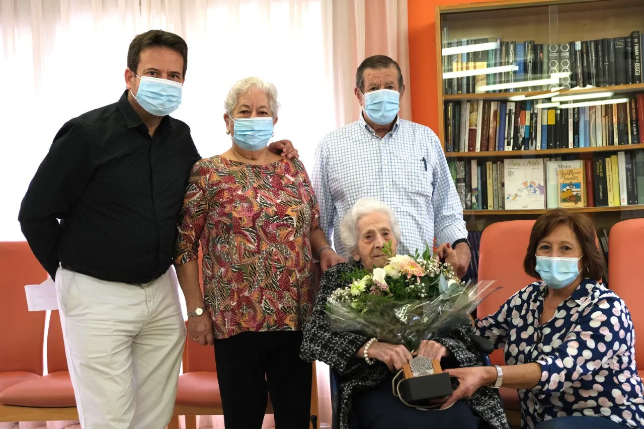 L’alcalde de Cambrils felicita Teresa Rus Palomares pel seu centè aniversari
