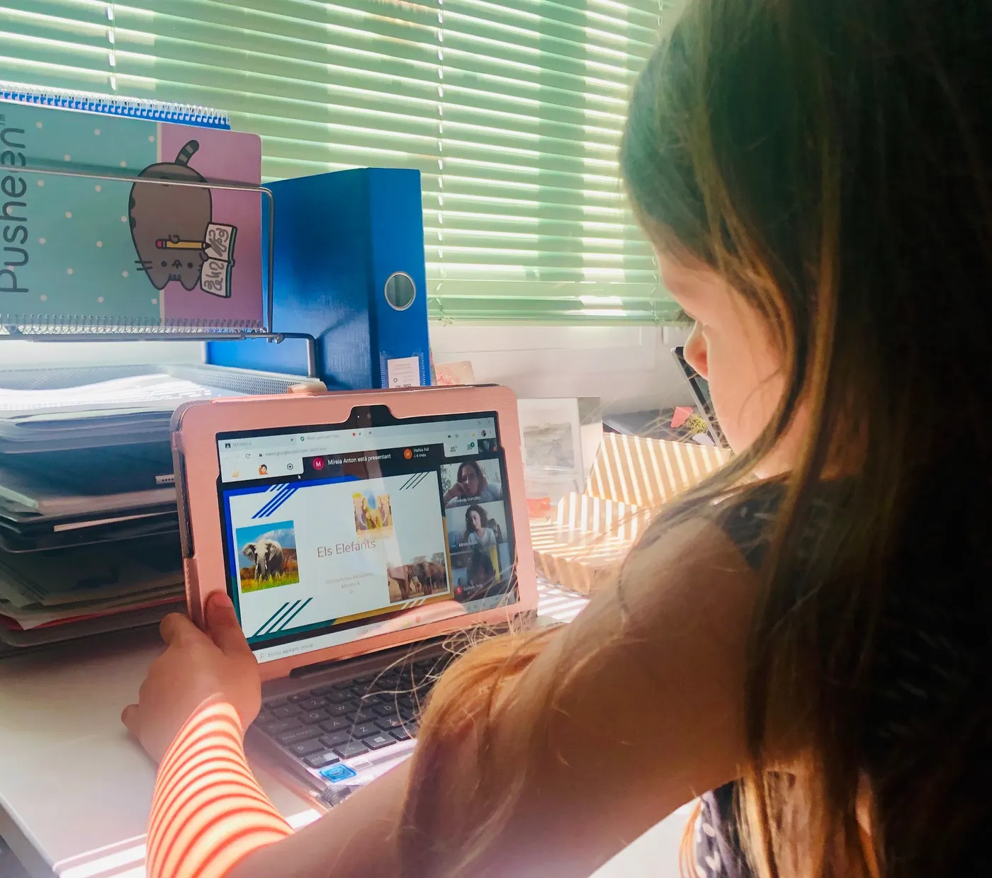 Guixés Fibra facilita la connexió a una desena d'alumnes vulnerables de Solsona perquè puguin acabar el curs