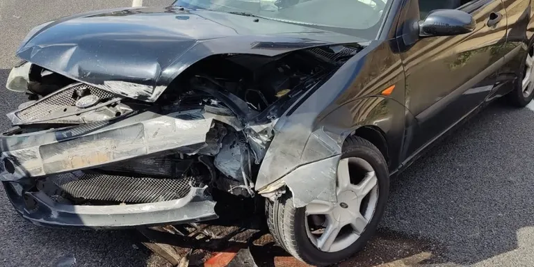 Un home drogat provoca un accident a la C-14 després de robar un catalitzador a Cambrils