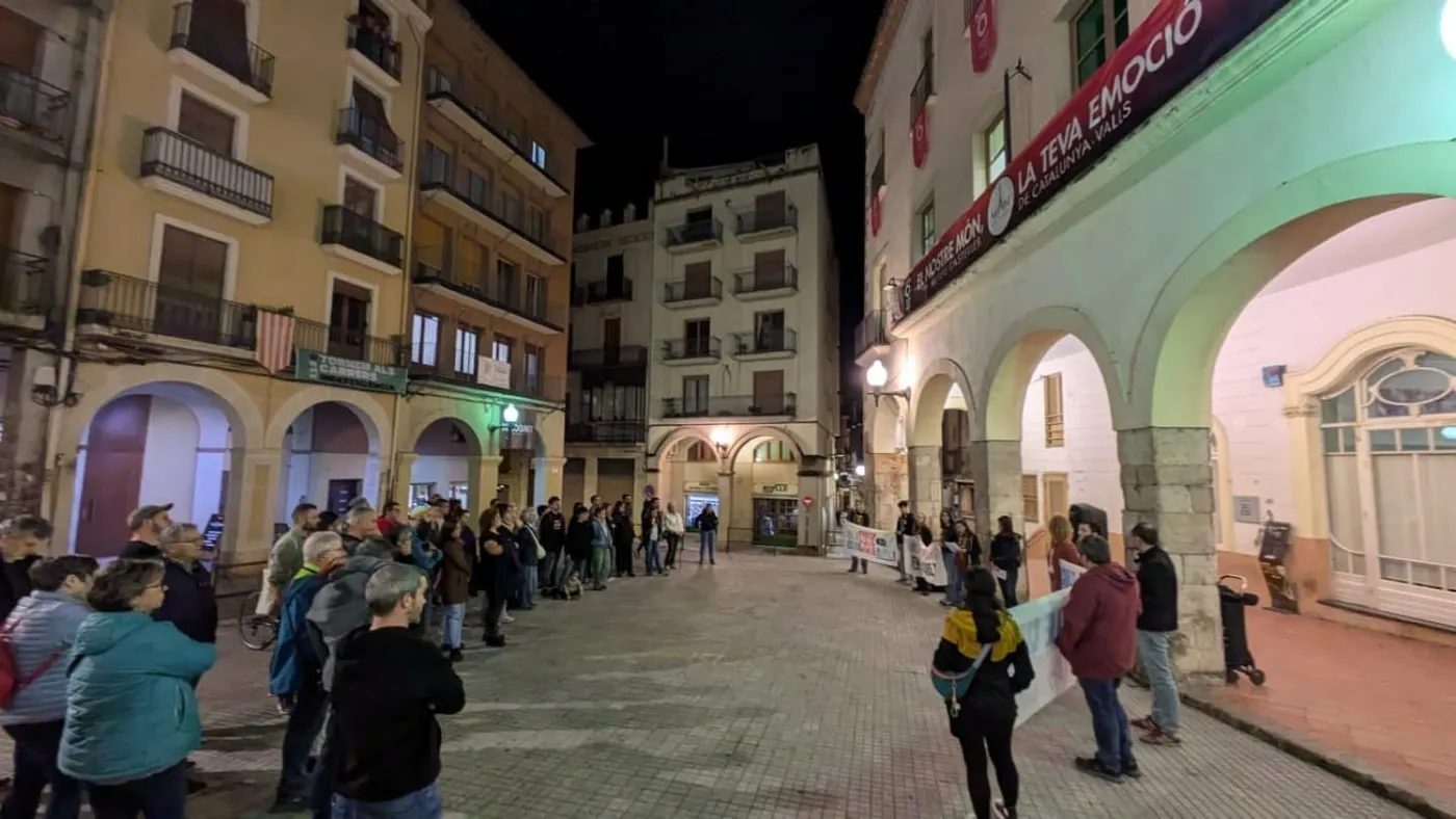L’Esquerra Independentista de Valls es concentra en solidaritat amb els afectats de la Dana del País Valencià