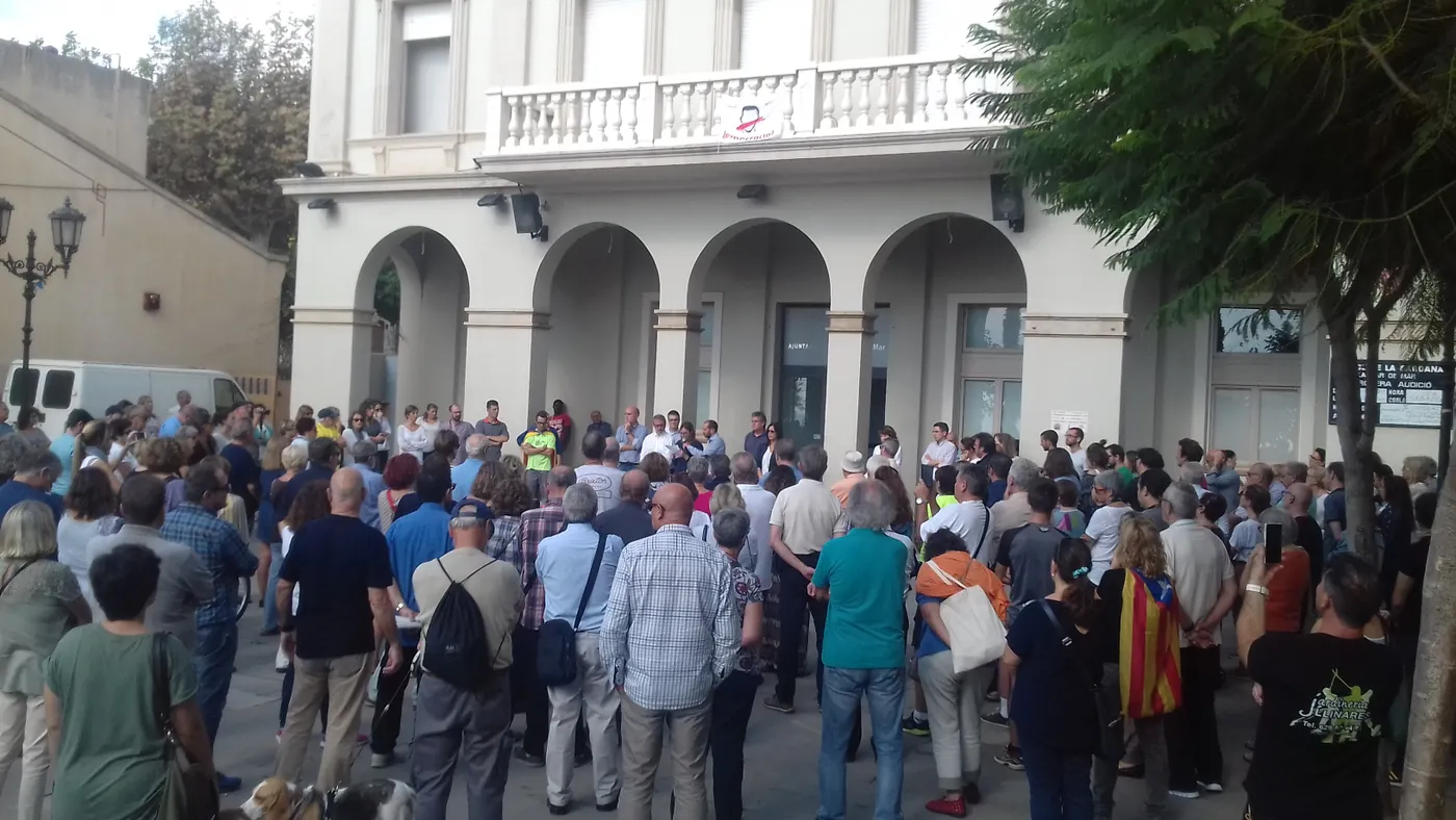 Unes 250 persones s’han concentrat aquest dimarts al migdia per mostrar el seu rebuig a l’empresonament de Jordi Cuixart i Jordi Sànchez