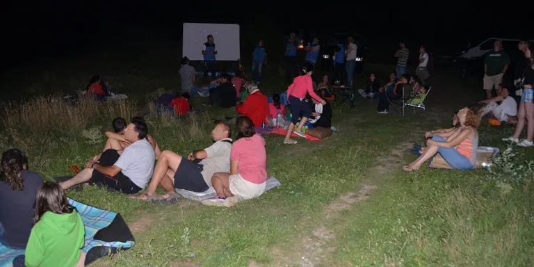 Més d'un centenar de persones gaudeixen de l'observació de meteors organitzada per l'AASU
