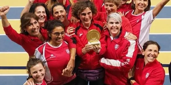 L’atleta Marta Camps celebra el títol del Campionat de Catalunya de Clubs Màster amb el Barcelona Atletisme