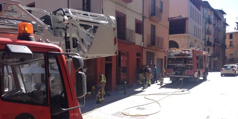 Un incendi en un forn de pa obliga a desallotjar un edifici del carrer Major de la Seu